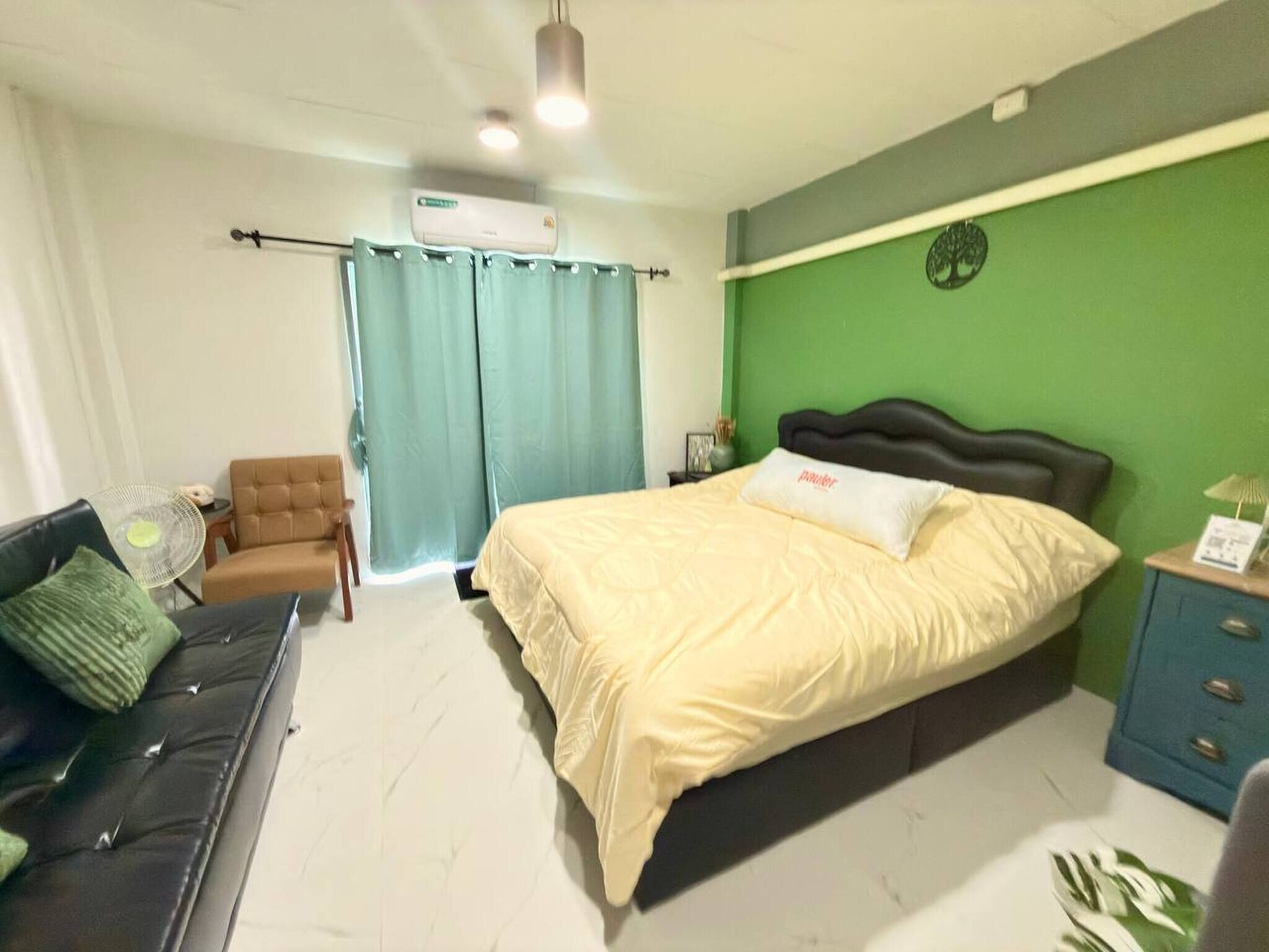 3 bedrooms, iron/ironing board, internet, bed sheets