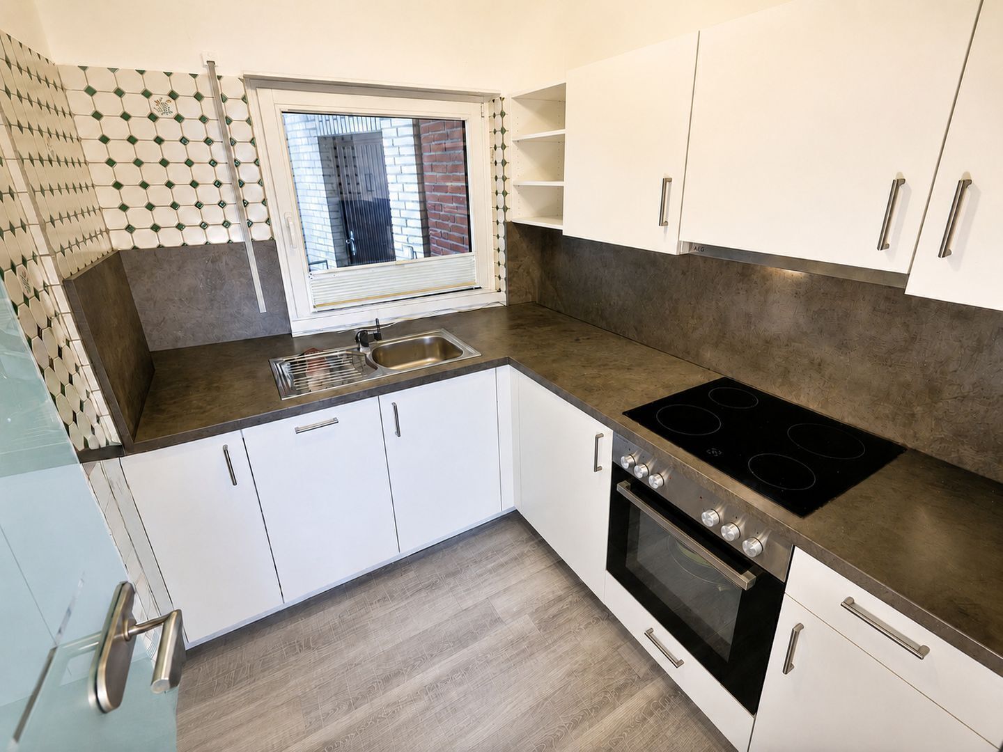 Wasserkocher mit Kaffee-/Teezubehör, Kühlschrank, Ofen, Herdplatte