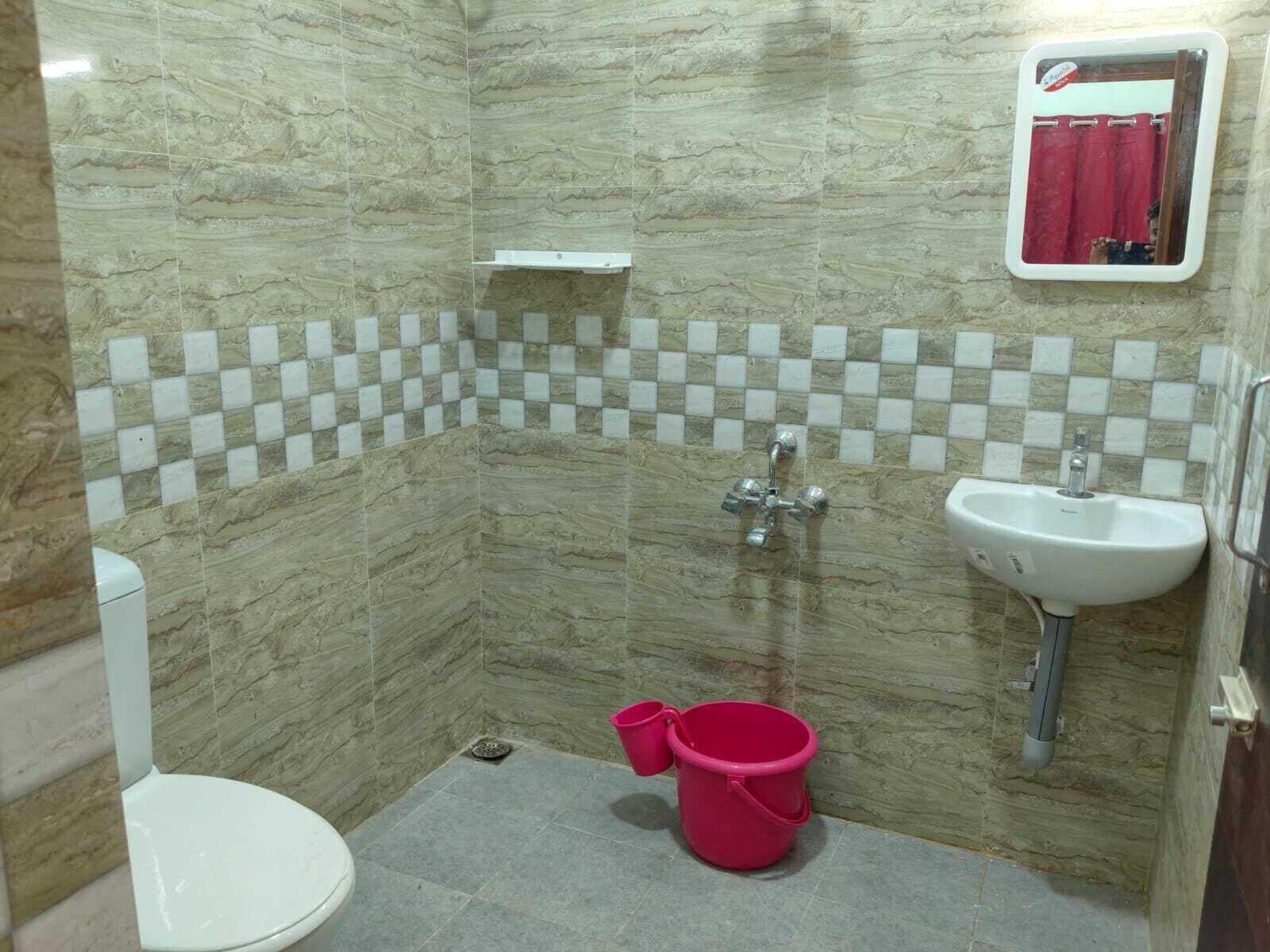 Habitación cuádruple familiar, vistas a la ciudad | Baño | Ducha, artículos de higiene personal gratuitos, toallas y jabón