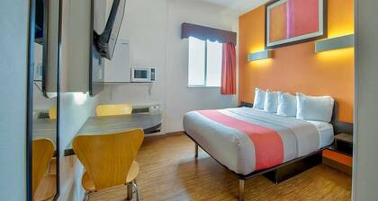 1 Queen bed | Non-Smoking