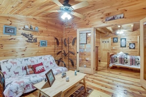 Room - Hot Tub & Game Room! Wooded Retreat in Blue Ridge (Blue Ridge)
