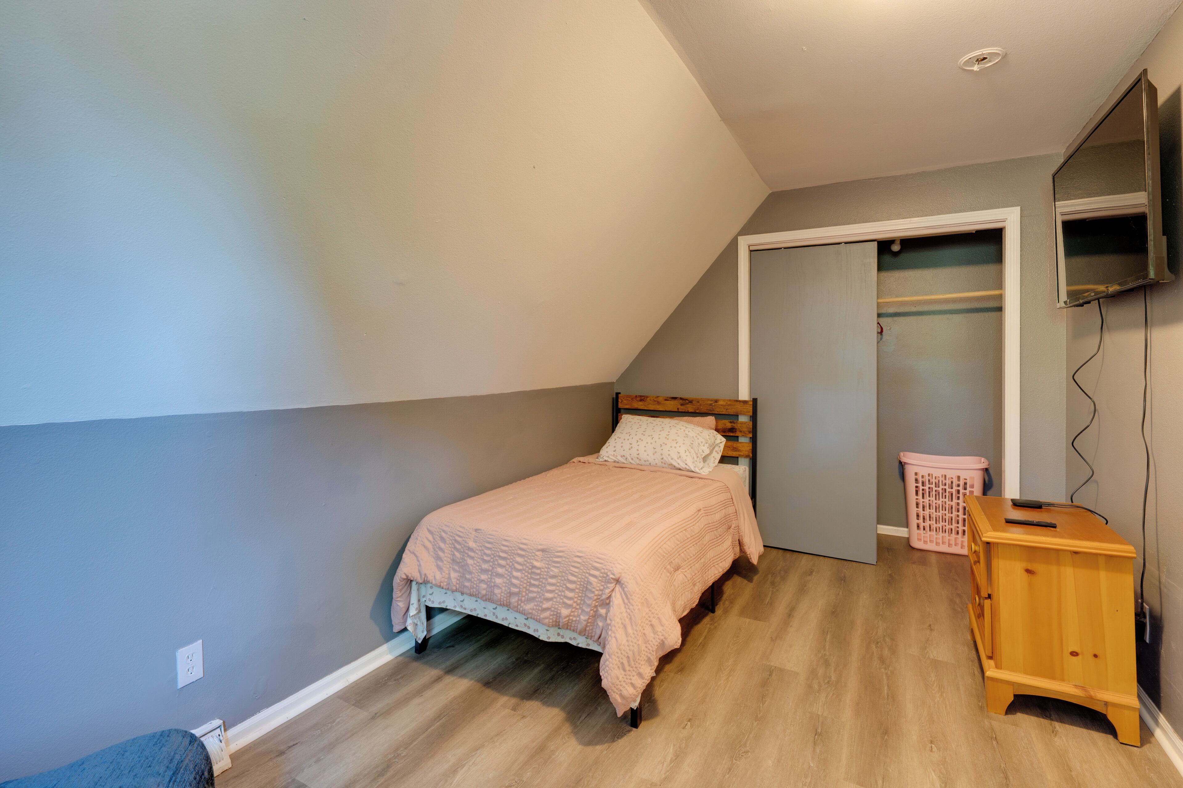 4 habitaciones, tabla de planchar con plancha, cuna de viaje y internet 