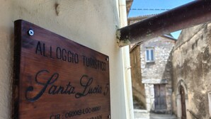 A wooden sign with text, mounted on a wall. - Your home in the historic center of Alatri - 2 bedrooms and 2 bathrooms - pets allowed (Alatri)