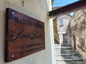 A wooden sign with text, mounted on a wall. - Your home in the historic center of Alatri - 2 bedrooms and 2 bathrooms - pets allowed (Alatri)