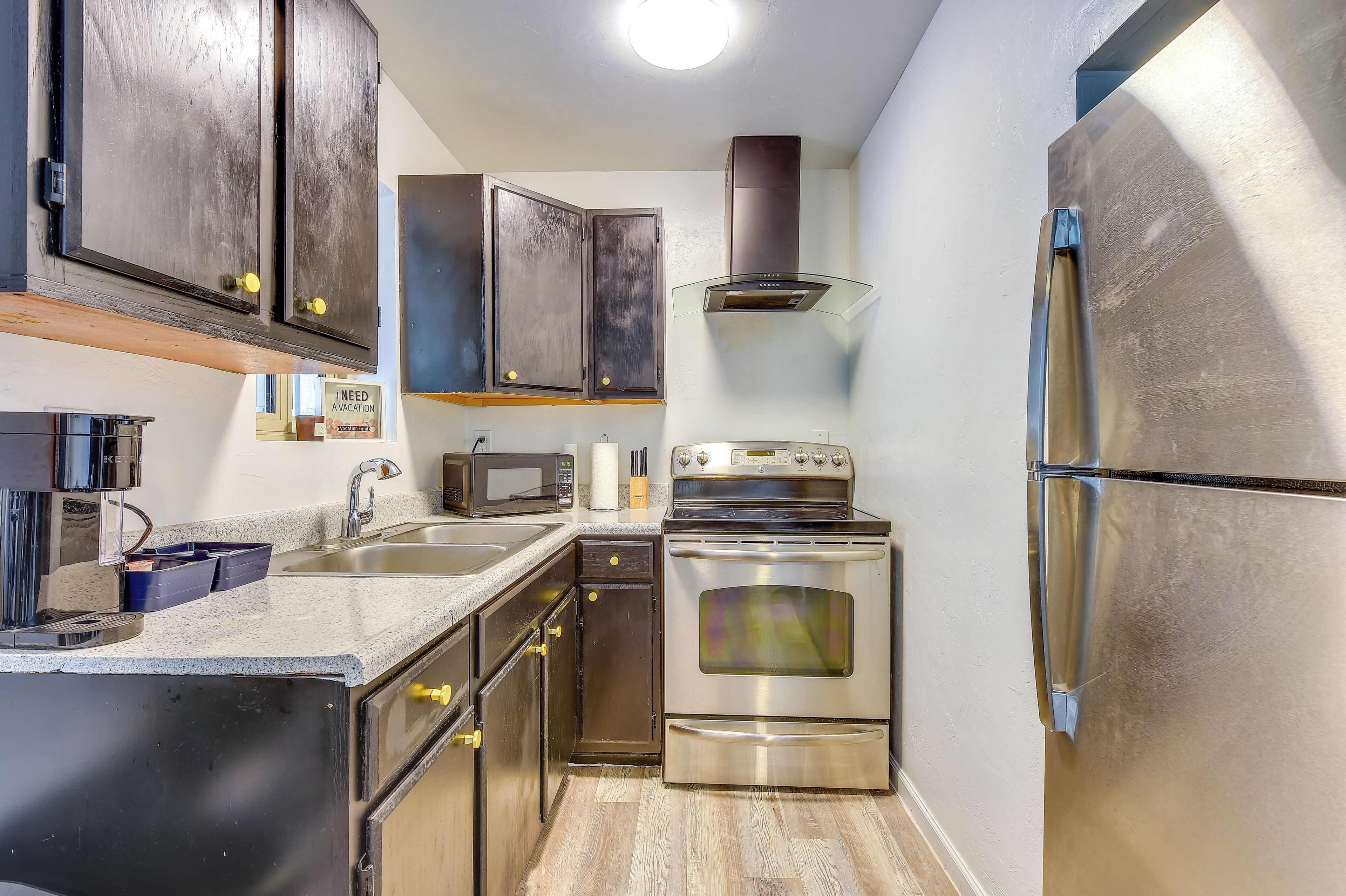 Coffee/tea maker, fridge, microwave, stovetop