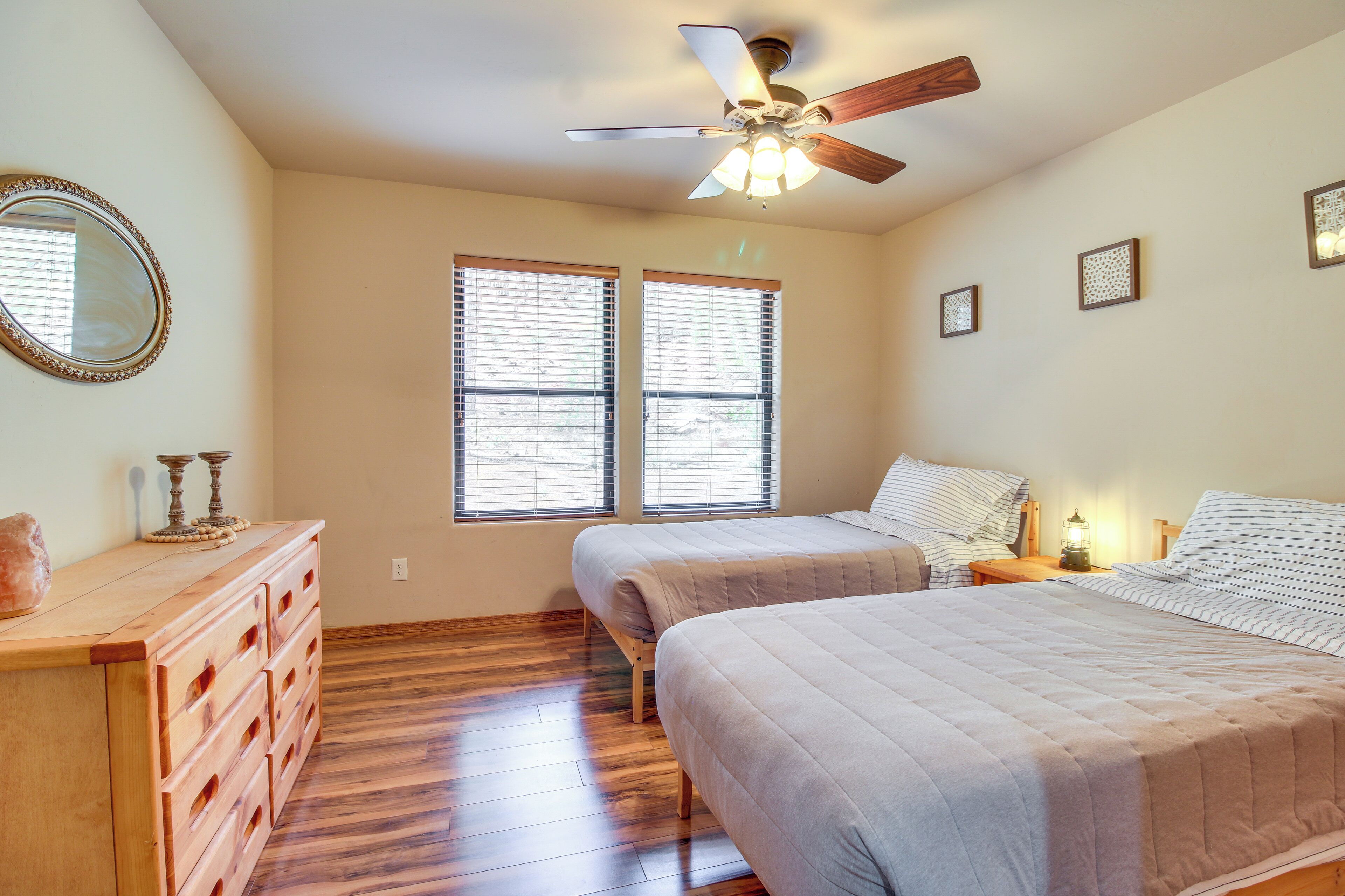 2 bedrooms, desk, travel cot, Internet