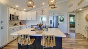 Coffee/tea maker, fridge, microwave, stovetop - Family & Angler Friendly! Lake Minnewaska Retreat (Glenwood)