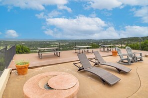 Outdoor dining - One-of-a-Kind Guest Suite in Hill Country w/ Pool (Bulverde)