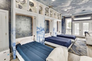 Iron/ironing board, Internet, bed sheets - One-of-a-Kind Guest Suite in Hill Country w/ Pool (Bulverde)