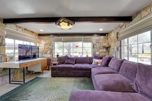 TV, books - Experience Staying in Geodome, Pool, Hot Tub, BBQ (Tucson)