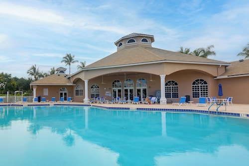 West Palm Beach Lakefront w/ Resort Perks