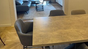 Ein modernes Wohnzimmer mit einer Couch, einem Couchtisch und einem Essbereich.