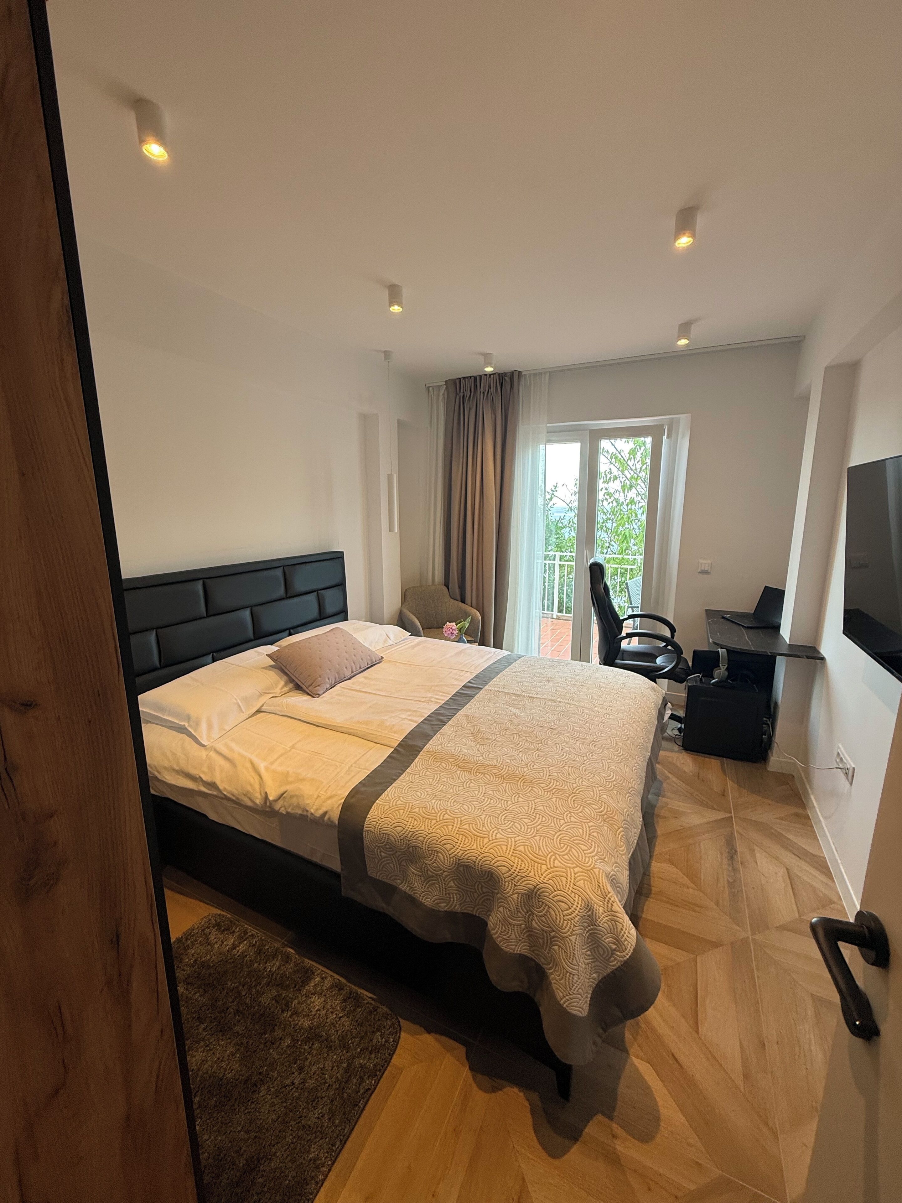 Deluxe Apartment, Non Smoking | Premium bedding, laptop workspace, WiFi (free), bed sheets