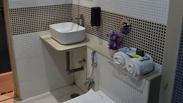 Habitació superior | Bany | Dutxa, articles de tocador gratuïts, tovalloles i sabó