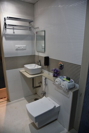Habitación superior | Baño | Ducha, artículos de higiene personal gratuitos, toallas y jabón