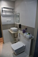 Ducha, artículos de tocador gratuitos, toallas, jabón