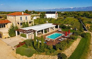 Ein großes Haus mit Pool, Außenbereich und Bergblick.