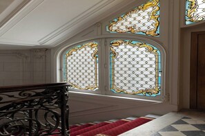 A grand staircase with ornate balustrades, a red carpet, and a checkered floor. - Luxurious suite - AC- 2P- Madeleine/Saint Honore (Paris)