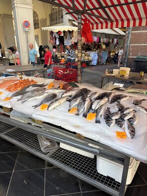 Ein Marktstand mit frisch geräuchertem Fisch auf Eis.