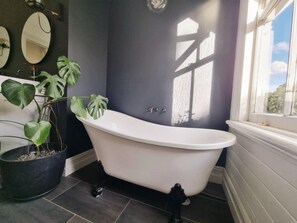Een haardroger, handdoeken, zeep, shampoo