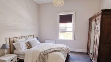 4 bedrooms, desk, iron/ironing board, free WiFi