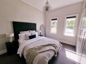 Een bureau, een strijkplank/strijkijzer, gratis wifi, beddengoed