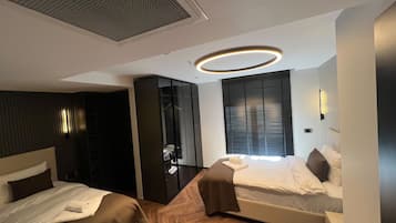 A modern hotel room with a bed, a wardrobe, and a built-in closet.