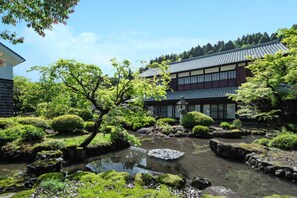 A traditional Japanese building with a pond and well-maintained garden. - Ichijodani SAKU | Entire warehouse built in 1899 available for exclusive rental, with an open-air bath; limited to one group per day (福井市)