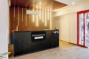 Mostrador de recepción con un letrero que dice 'TOWNHOUSE Company Serviced'.