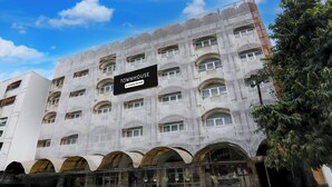 A multi-story building with a sign indicating it is a serviced company property. - Townhouse Prayagraj Near Railway Station Formerly Santosh Palace (Prayagraj)