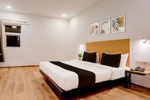 Desk, free WiFi - Townhouse Paldi Bus Terminal Ahmedabad (Prayagraj)