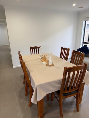 Dining - The Grove House -Ideal for Families & large groups (Grovedale)