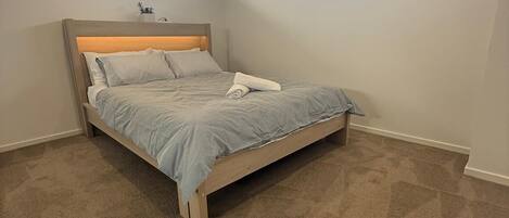 5 habitaciones, tabla de planchar con plancha y wifi gratis