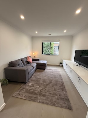 Smart TV - The Grove House -Ideal for Families & large groups (Grovedale)