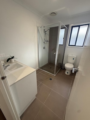 Shower, hair dryer, towels, soap - The Grove House -Ideal for Families & large groups (Grovedale)