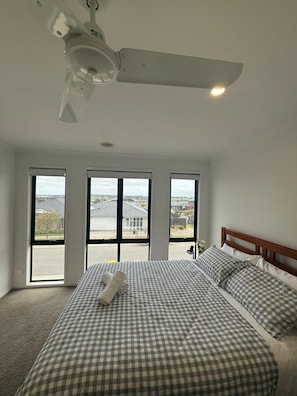 5 bedrooms, iron/ironing board, free WiFi, bed sheets - The Grove House -Ideal for Families & large groups (Grovedale)