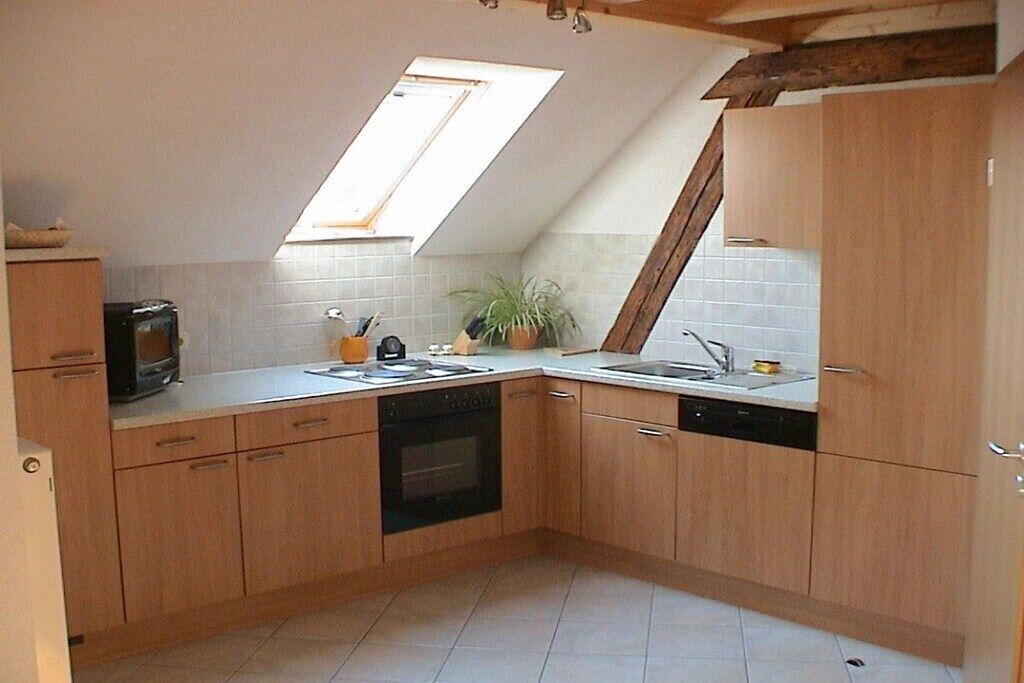 Wasserkocher mit Kaffee-/Teezubehör, Kühlschrank, Mikrowelle, Ofen