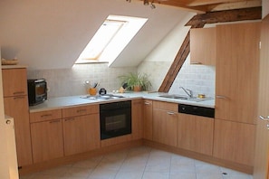 Wasserkocher mit Kaffee-/Teezubehör, Kühlschrank, Mikrowelle, Ofen