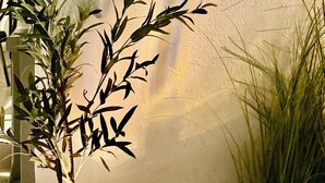 Eine an der Wand befestigte Schilder mit einem Logo und dem Schriftzug 'NAOUSAK PREMIUM STUDIOS'.