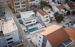A residential area with modern houses, a swimming pool, and a street. - Nice home in Rogoznica (Rogoznica)