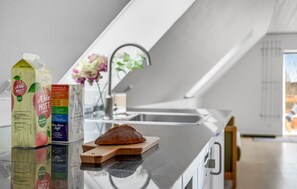 Coffee/tea maker, fridge, microwave, stovetop - 3 bedroom stunning home in Rønde (Rønde)