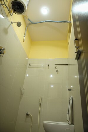 Triple Room | Bathroom | Shower, towels, soap, shampoo - Sri Mahadeepam Residency (Tiruvannamalai)