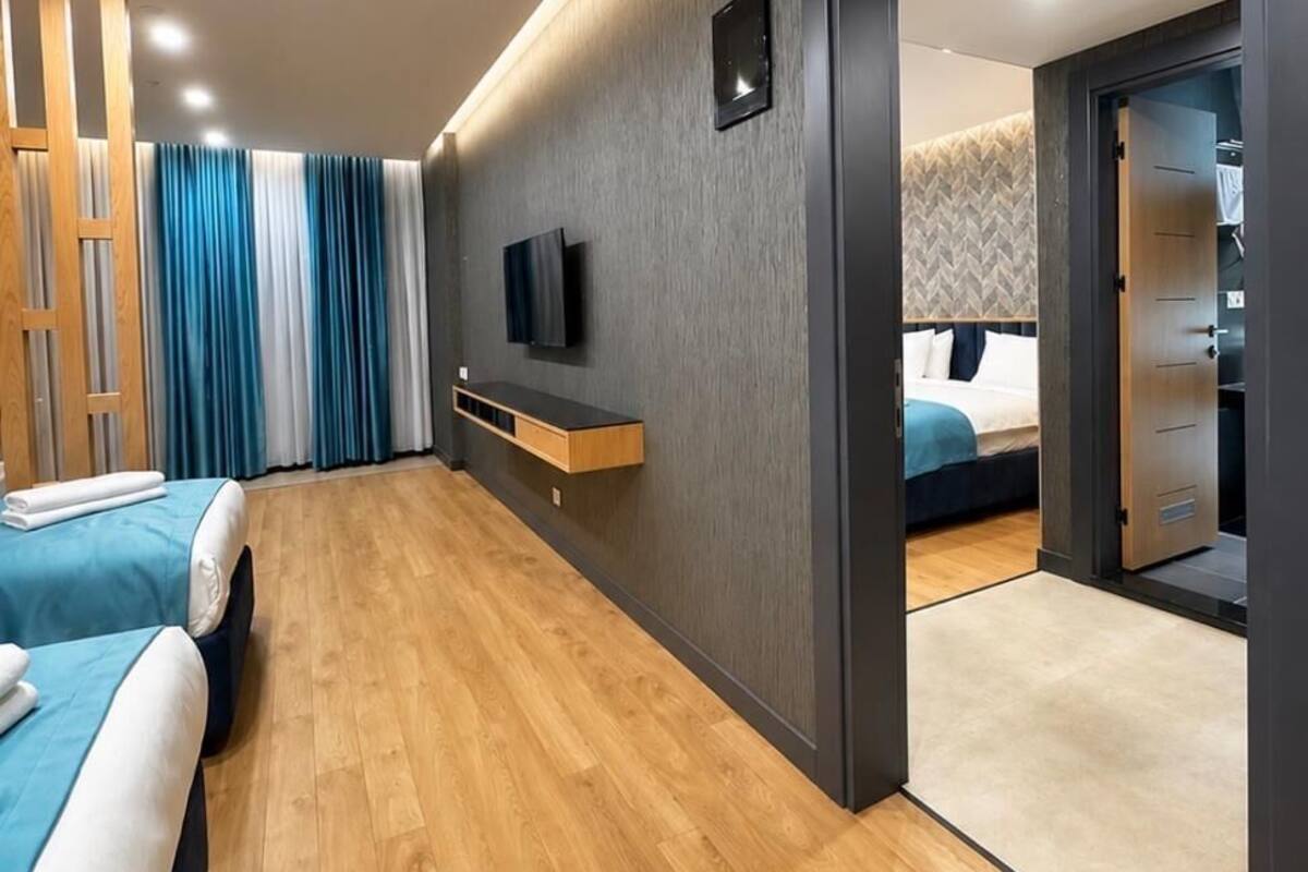 Suite familiar, balcón, vistas a la montaña | Ropa de cama hipoalergénica, colchones Select Comfort, caja fuerte