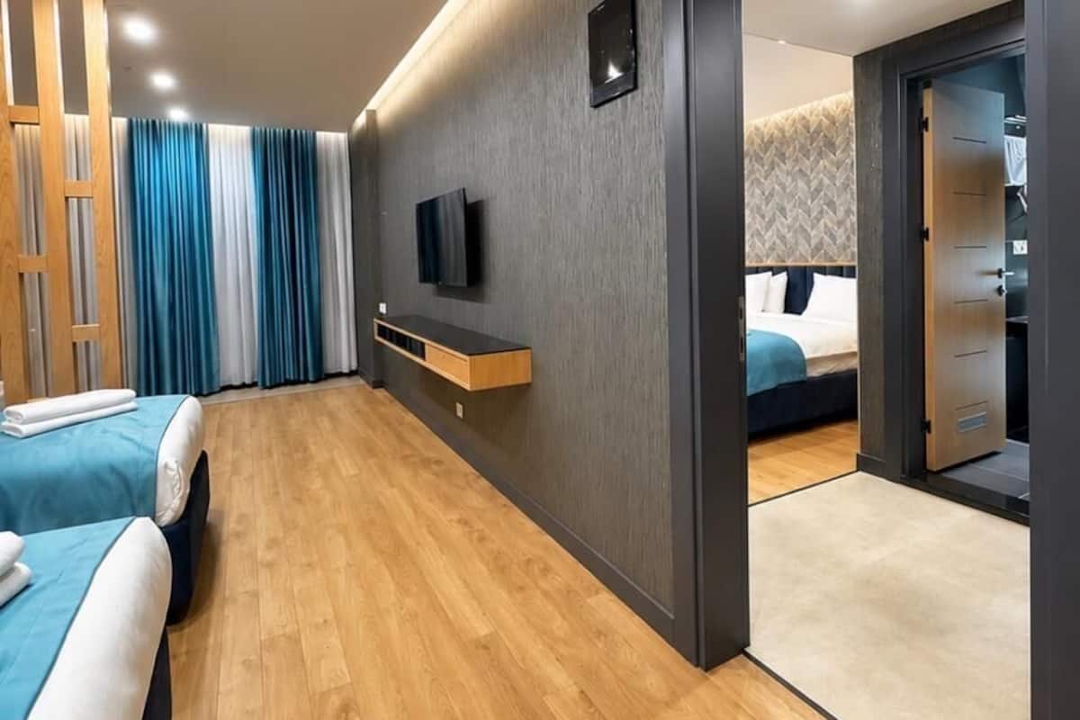 Family Suite, Balcony, Mountain View | Hypo-allergenic bedding, Select Comfort beds, in-room safe, desk