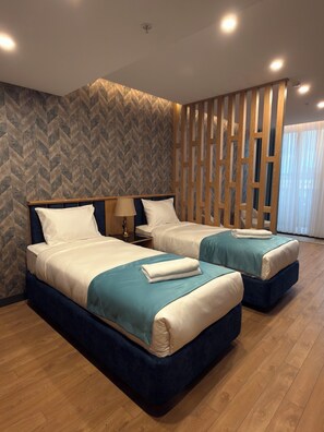 Phòng Suite dành cho gia đình, ban công, quang cảnh núi | Két bảo mật tại phòng, bàn, màn/rèm cản sáng, phòng cách âm 