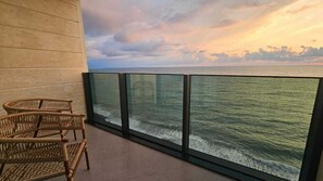 A balcony with a view of the ocean during sunset. - The New Jai Son (Kobuleti)