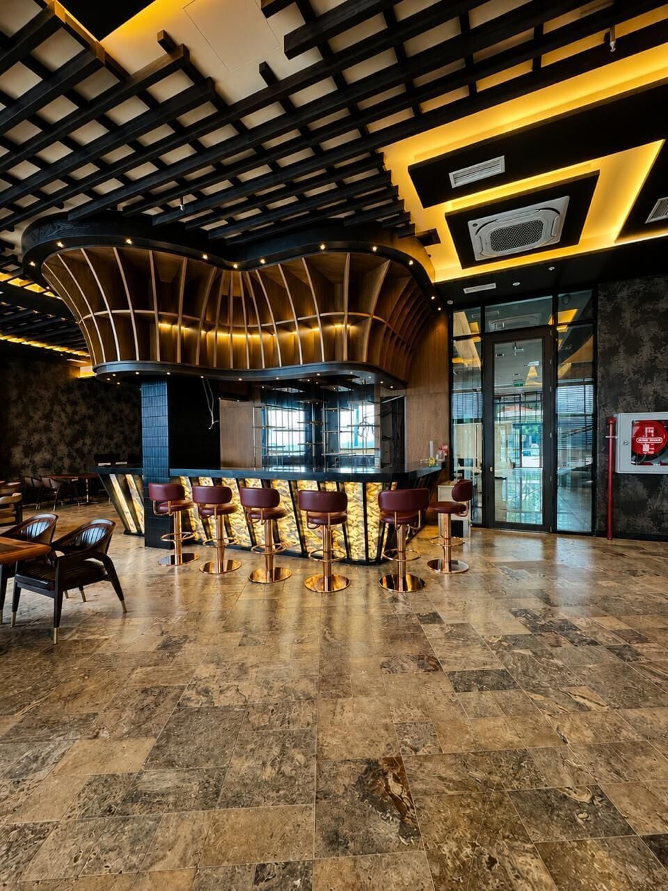 2 Bars/Lounges