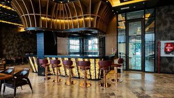 2 Bars/Lounges