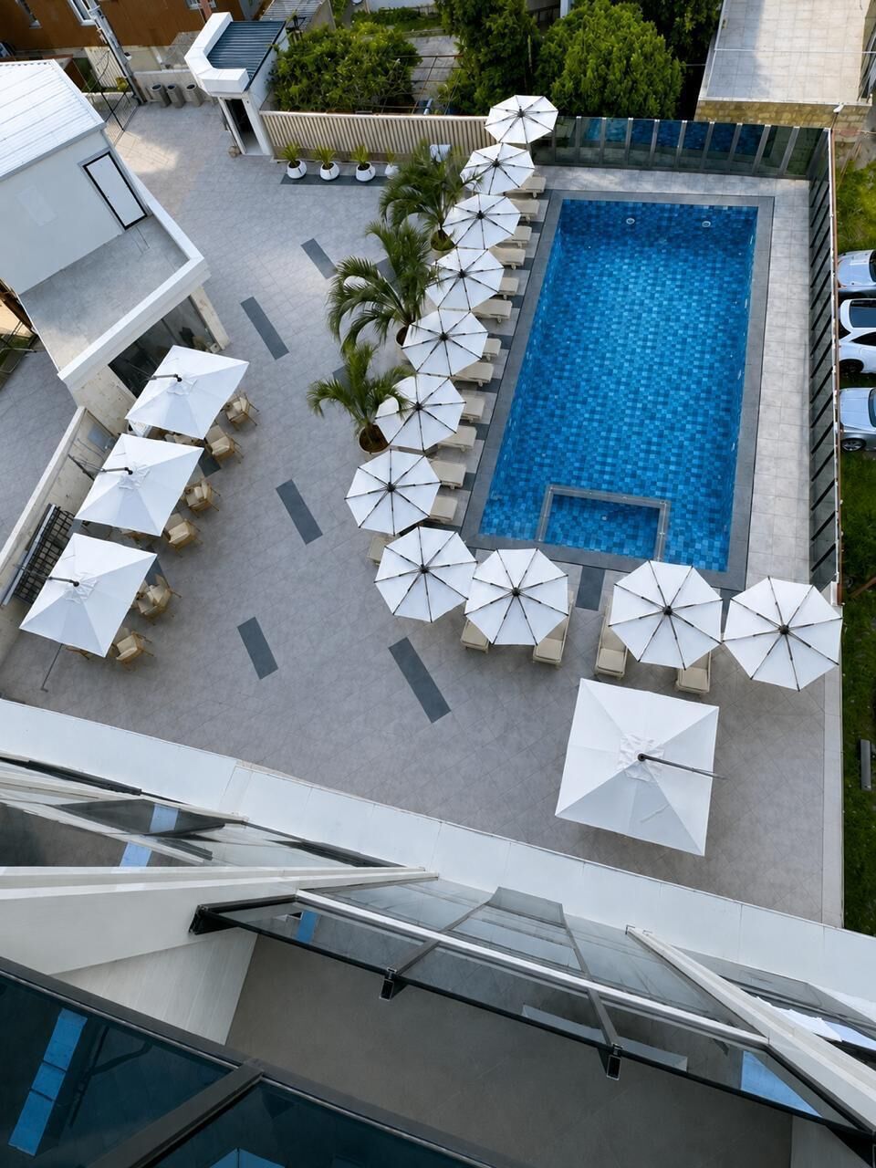 Una piscina cubierta, una piscina al aire libre de temporada
