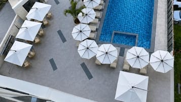 Una piscina cubierta, una piscina al aire libre de temporada